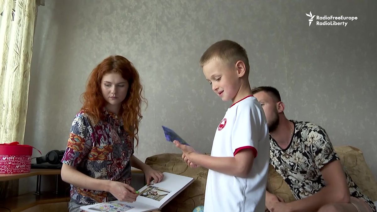Video: Při ostřelovaní Mariupolu přišel o tátu a mámu. Teď našel novou rodinu